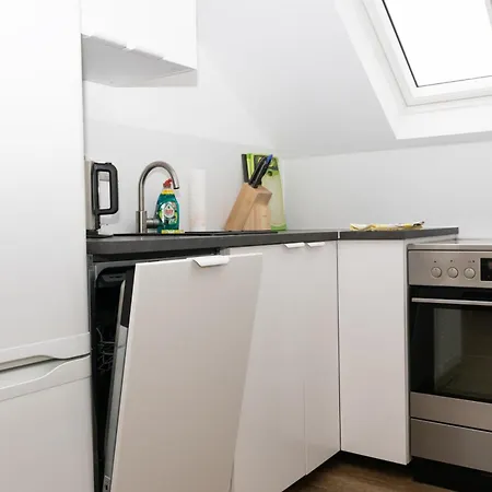 Charmante 1-zimmer-wohnung In Mit Küche&kostenlosen Parkplätzen Apartamento